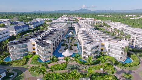 Schwimmbäder-Zwischen-Modernen-Hotelgebäuden-In-Nickelodeon-Hotels-Und-Resorts-In-Punta-Cana-In-Der-Dominikanischen-Republik