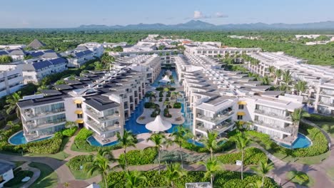 piscinas entre edificios de hoteles modernos en hoteles y resorts nickelodeon punta cana en la república dominicana
