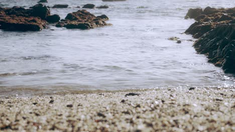 Primer-Plano-De-Las-Olas-Del-Mar-Mediterráneo-En-Calma