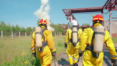 bomberos que responden a un incendio en un sitio industrial