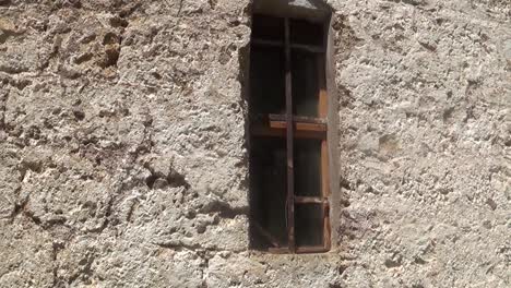 pequeña ventana en el templo ortodoxo en la montaña