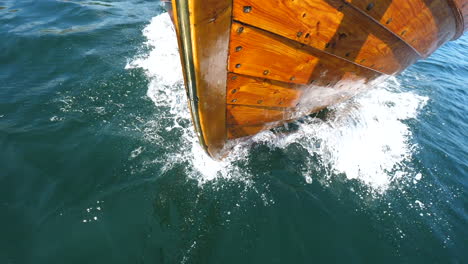 Sjekte---Norwegisches-Holzboot,-Das-An-Einem-Sonnigen-Tag-In-Norwegen-Auf-Dem-Blauen-Meer-Kreuzt