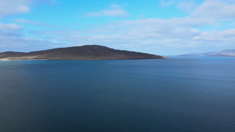 Taransay-Insel-An-Einem-Ziemlich-Klaren-Tag,-Schottland,-Luftaufnahme