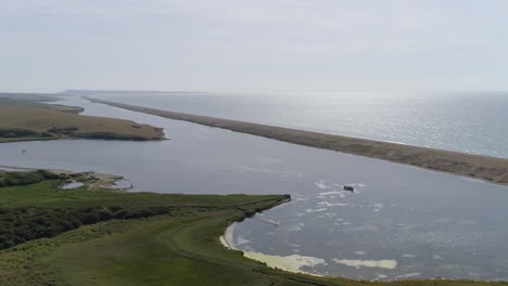 seguimiento aéreo de izquierda a derecha con una ligera rotación mirando hacia la laguna de la flota en abbotsbury, dorset