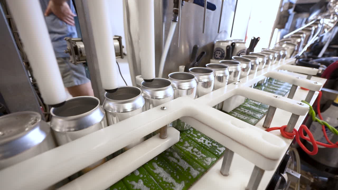 latas de bebidas de aluminio llenas en línea de montaje de producción automatizada, hd