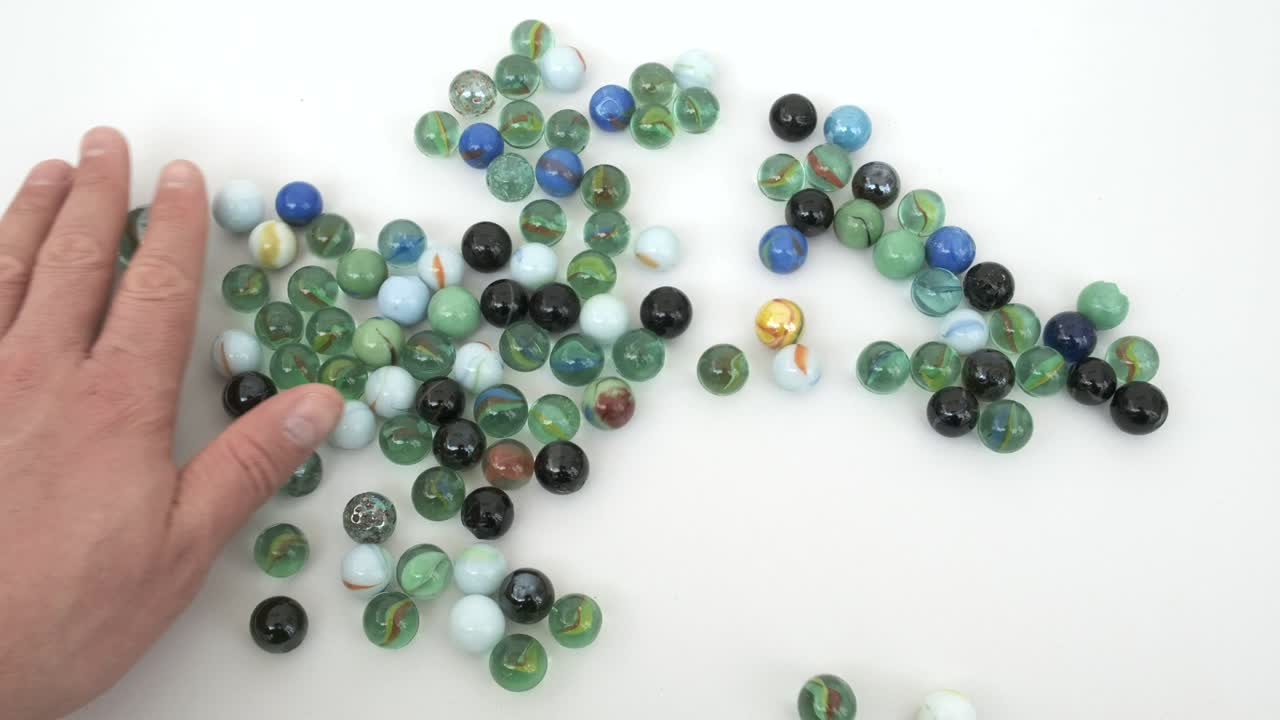 bolas de vidrio de color en un soporte giratorio de 360 grados,