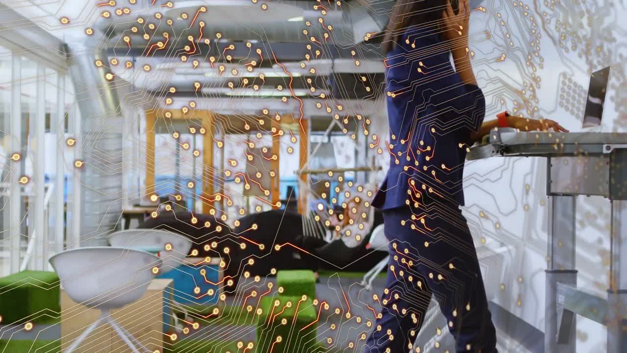 animación de la placa base brillante sobre la mujer en el teléfono caminando en la cinta de correr en el escritorio de pie en la oficina