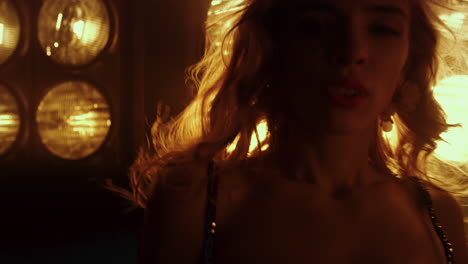 mujer caliente bailando sexualmente en un club nocturno de cerca. modelo bonito moviéndose sexualmente