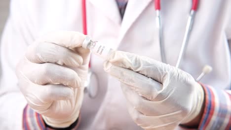 médico que tiene la vacuna contra la covid-19