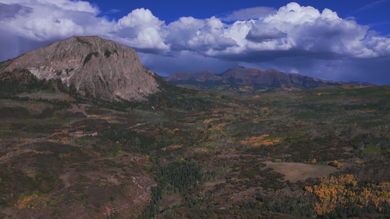 Marcellina Mountain Kebler Pass Ruby Peak Raggeds Wilderness Colorado, drone aereo, pomeriggio soleggiato, autunno, caduta, nuvole, cielo blu, alberi di pioppo giallo colorato, Paonia, Somerset, Crested Butte, movimento in avanti