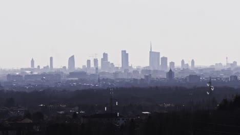 Horizonte-De-La-Metrópolis-De-Milán-Cubierto-De-Smog