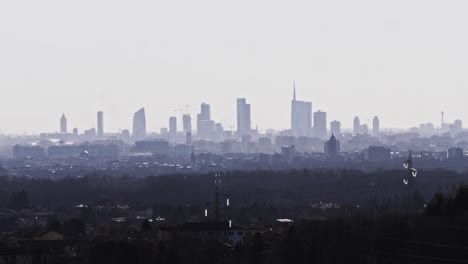 de skyline van de metropool milaan bedekt met smog