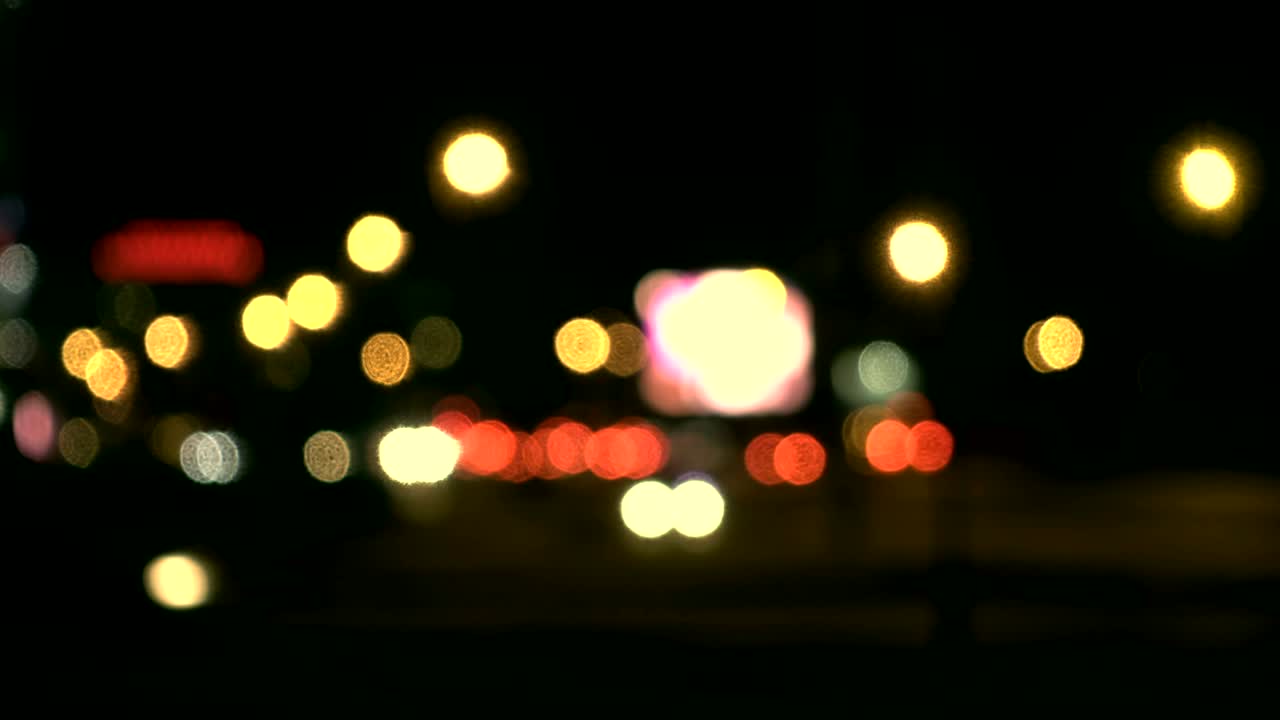 디포커스 된 불빛 로스앤젤레스 거리 추상. 도시 흐릿한 배경. 밤 교통의 움직이는 보케 서클.