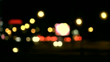 luces desenfocadas calle de los ángeles resumen. fondo borroso de la ciudad. círculos de bokeh en movimiento del tráfico nocturno.