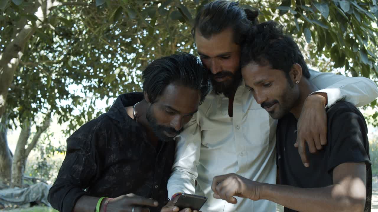 la gente de rajasthan celebra el festival de los colores holi en la india
