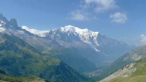 在一個陽光明<unk>的天空下, 在chamonix山谷的全景,