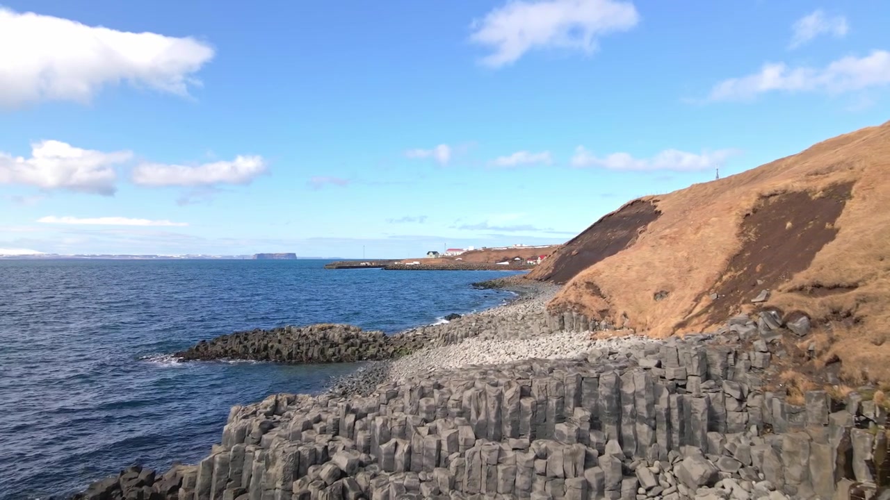 Rocce di basalto sulla spiaggia nel nord dell'Islanda