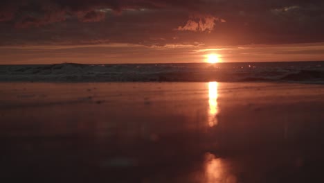 Wellen,-Die-Sich-In-Zeitlupe-Vor-Dem-Sonnenuntergang-Auf-Sylt-Brechen