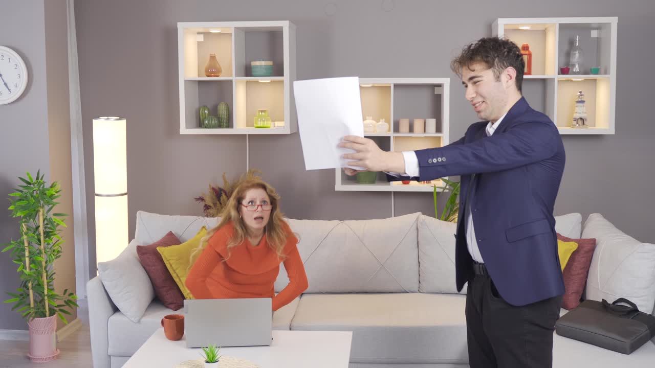 성공한 젊은이가 어머니에게 기쁜 소식을 전하고 어머니는 기 ⁇ 합니다.