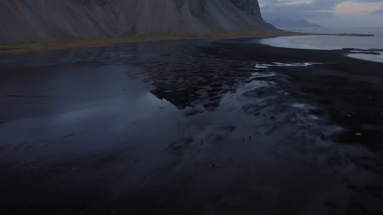 Letecký záběr: Odhalující záběr Stokksnes na Islandu za soumraku.