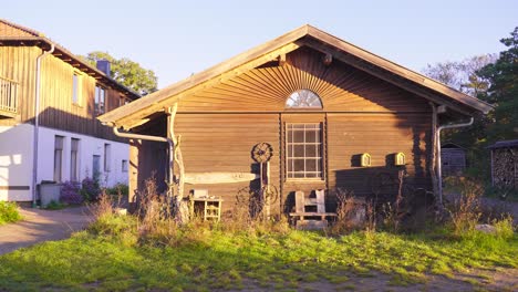 sieben linden ecovillage community proyecto europeo de estilo de vida alternativo eco sostenible fuera de la red, vista de una casa de agricultura de madera en un pueblo verde, vida con baja huella de carbono