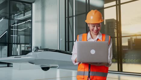 mujer ingeniera trabajando en una computadora portátil en una oficina moderna