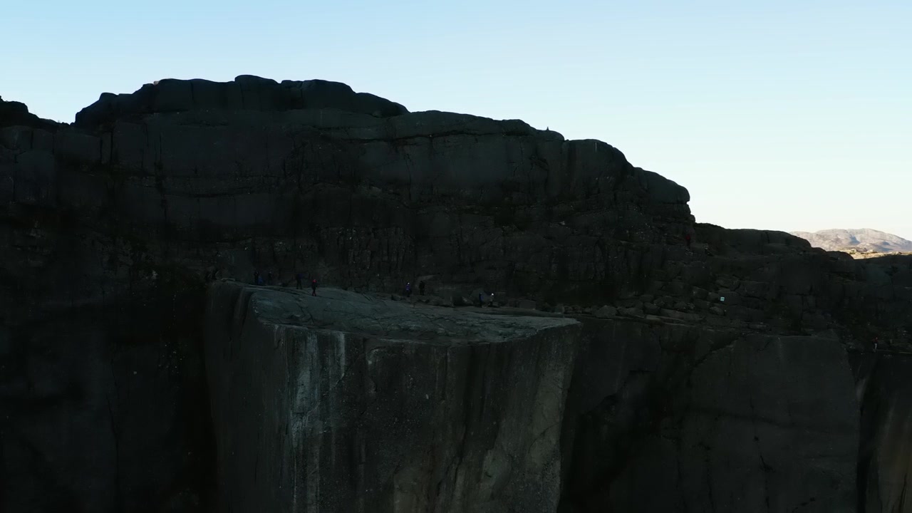 Taş Ocağı Manzarasında Mineral Çıkarımını Gösteren Koyu Sütunlu Bazalt Kaya Oluşumları