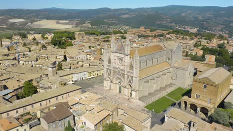 Toma-En-órbita-Cinematográfica-Sobre-La-Famosa-Catedral-De-Orvieto-En-Umbría