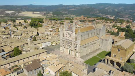 toma en órbita cinematográfica sobre la famosa catedral de orvieto en umbría