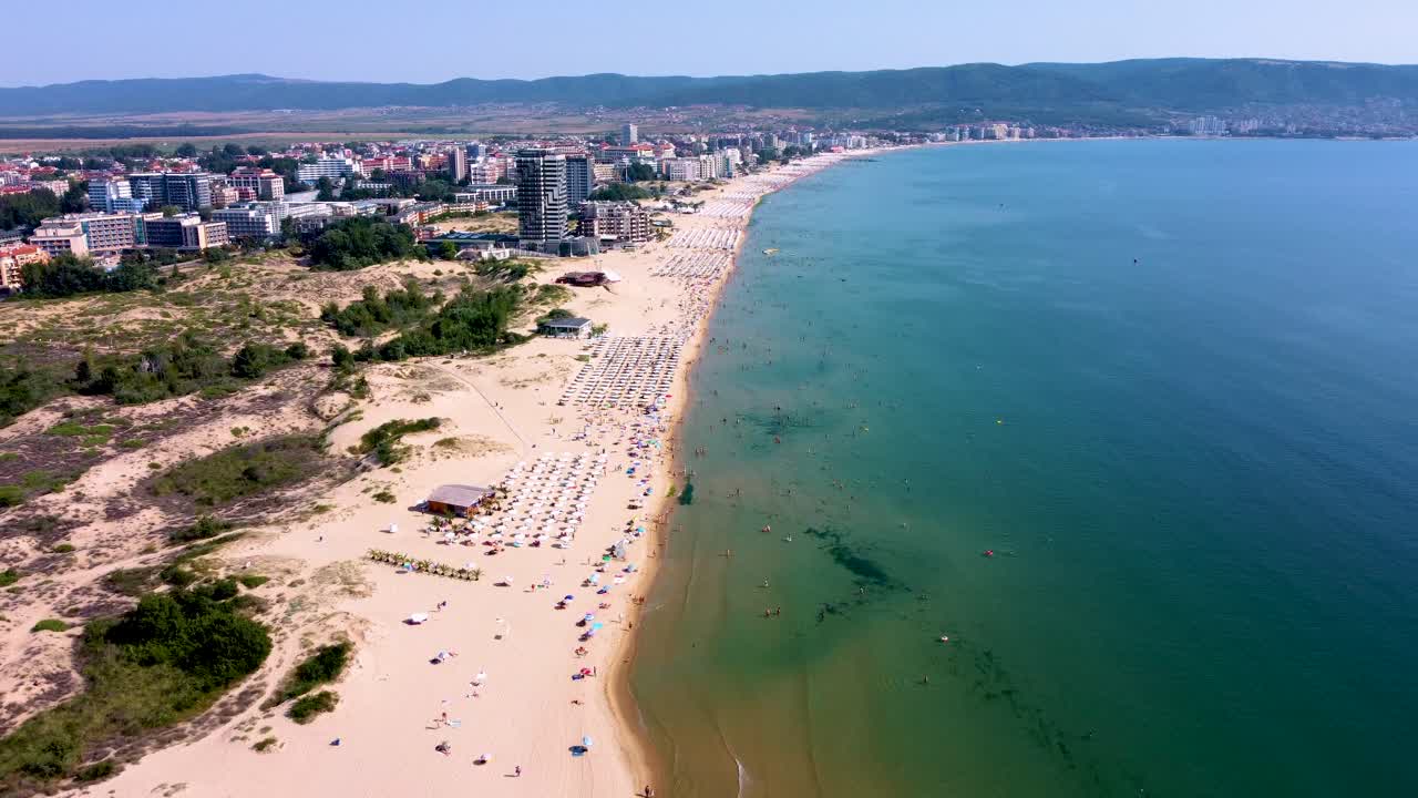4k avanzando clip de drones sobre una exótica playa de arena dorada en sunny beach, bulgaria