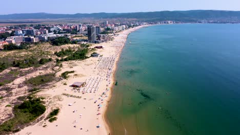 4k-Avanzando-Clip-De-Drones-Sobre-Una-Exótica-Playa-De-Arena-Dorada-En-Sunny-Beach,-Bulgaria