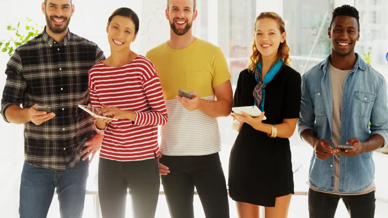 grupo de colegas que utilizan dispositivos electrónicos