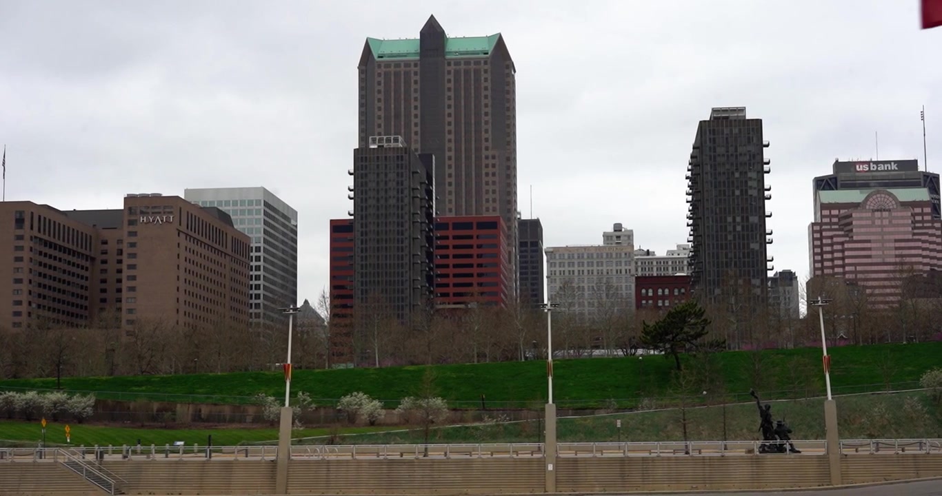 Skyline del centro di St. Louis visto da una barca in movimento sul fiume Mississippi