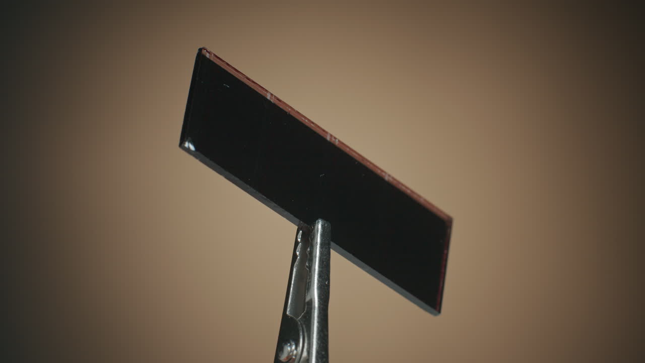 턴테이블에 있는 태양 전지판과 전자 부품의 매크로 샷을 닫습니다.