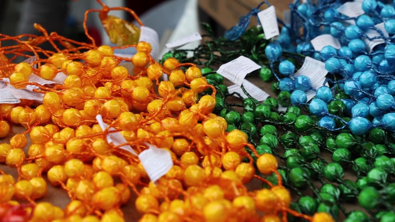 İsviçre, Bern'deki çiftçi pazarında satılık renkli bonbonlar