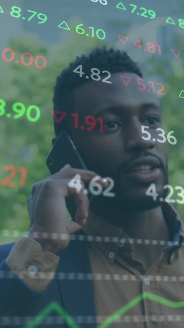 Animazione di un tabellone di trading su un uomo afroamericano che cammina mentre parla al telefono