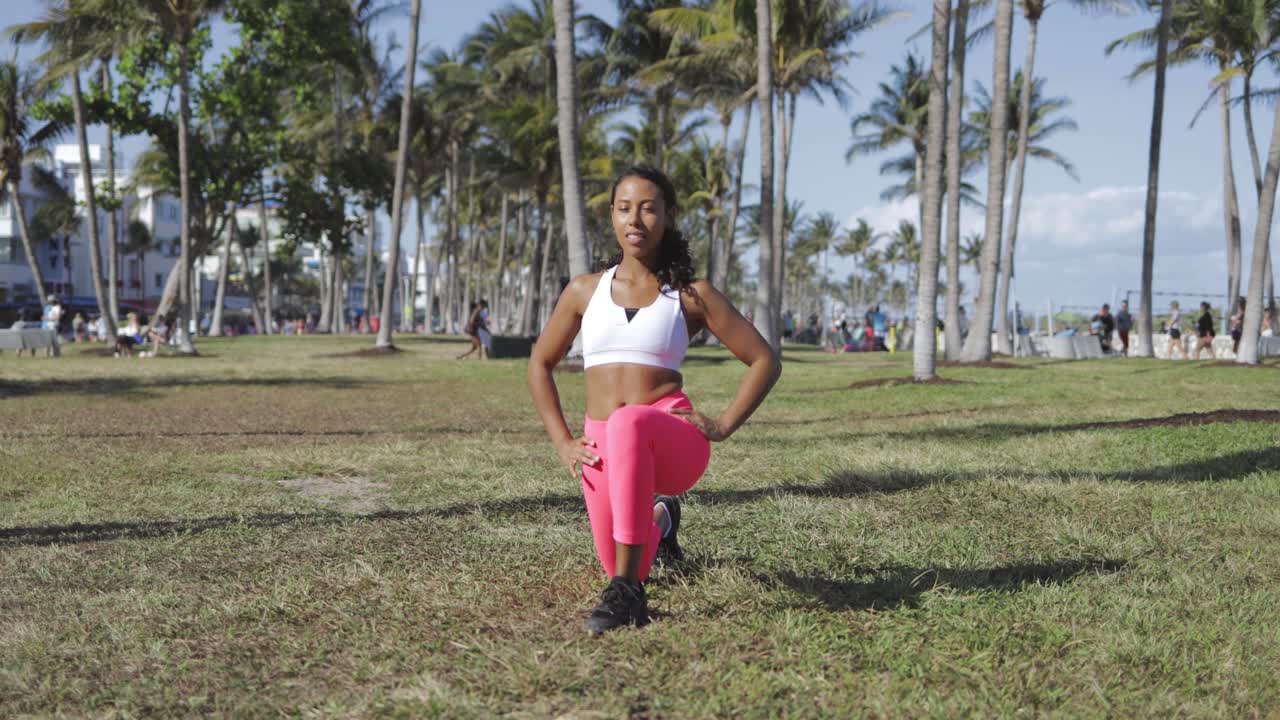 mujer segura de sí misma trabajando en la pradera