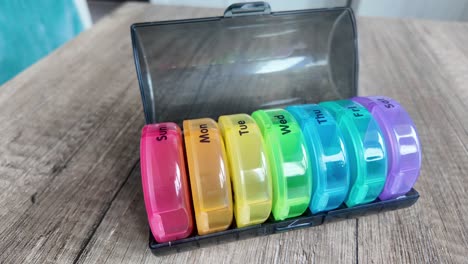 caja de plástico colorida para consumir pastillas todos los días