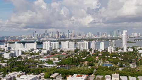 Dolly-Haciendo-Zoom-En-El-Horizonte-De-La-Ciudad-De-Miami,-Vista-De-Distancia-Aérea