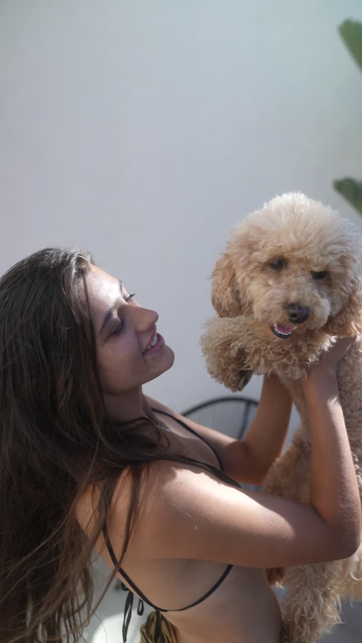 una chica con un caniche.