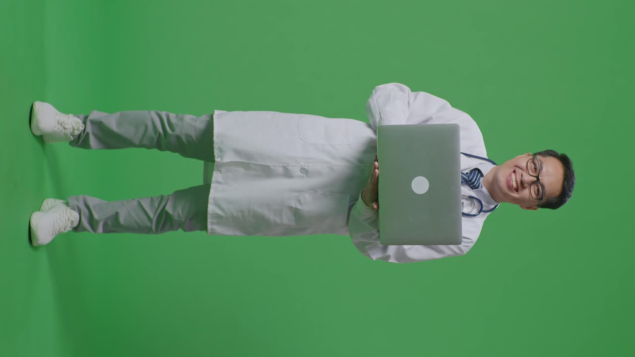 médico usando una computadora portátil