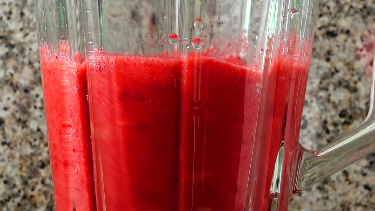 Preparazione del frullato nel frullatore