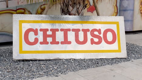 chiuso closed sign in italian language