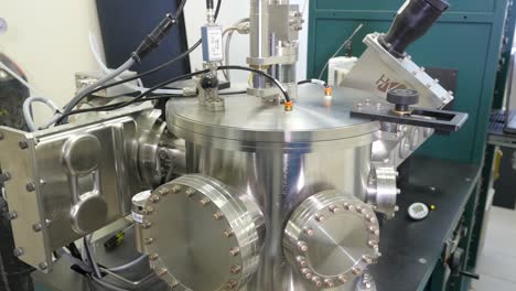 cámara de alto vacío en un entorno de laboratorio