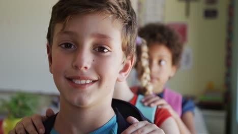 Niño-Sonriendo-En-La-Clase