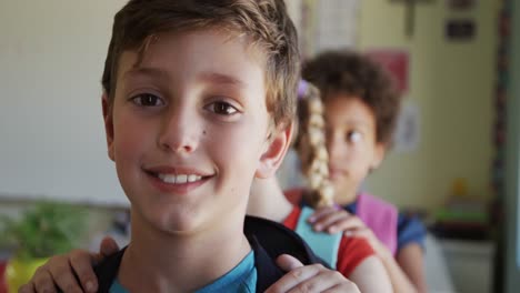 niño sonriendo en la clase