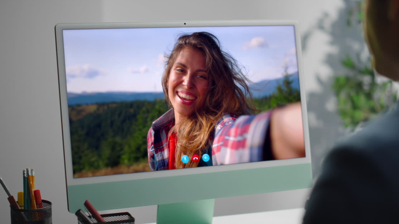 Videosamtal med en kvinna i naturen