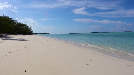 tomada estática de la playa de cocoplum en exuma en las bahamas