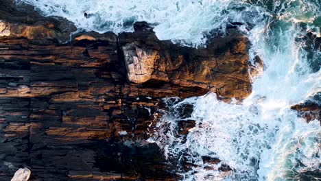 Zoom-En-Vista-De-La-Costa-Rocosa-Del-Faro-De-La-Isla-De-Curtis-Camden-Maine-Usa