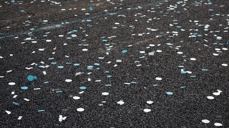 Confetti per strada per un evento festival o una maratona di festa